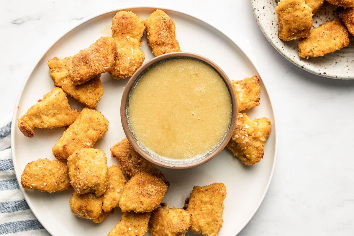 Knusprige Hähnchennuggets mit Mandelmehl-Panade, im Ofen gebacken