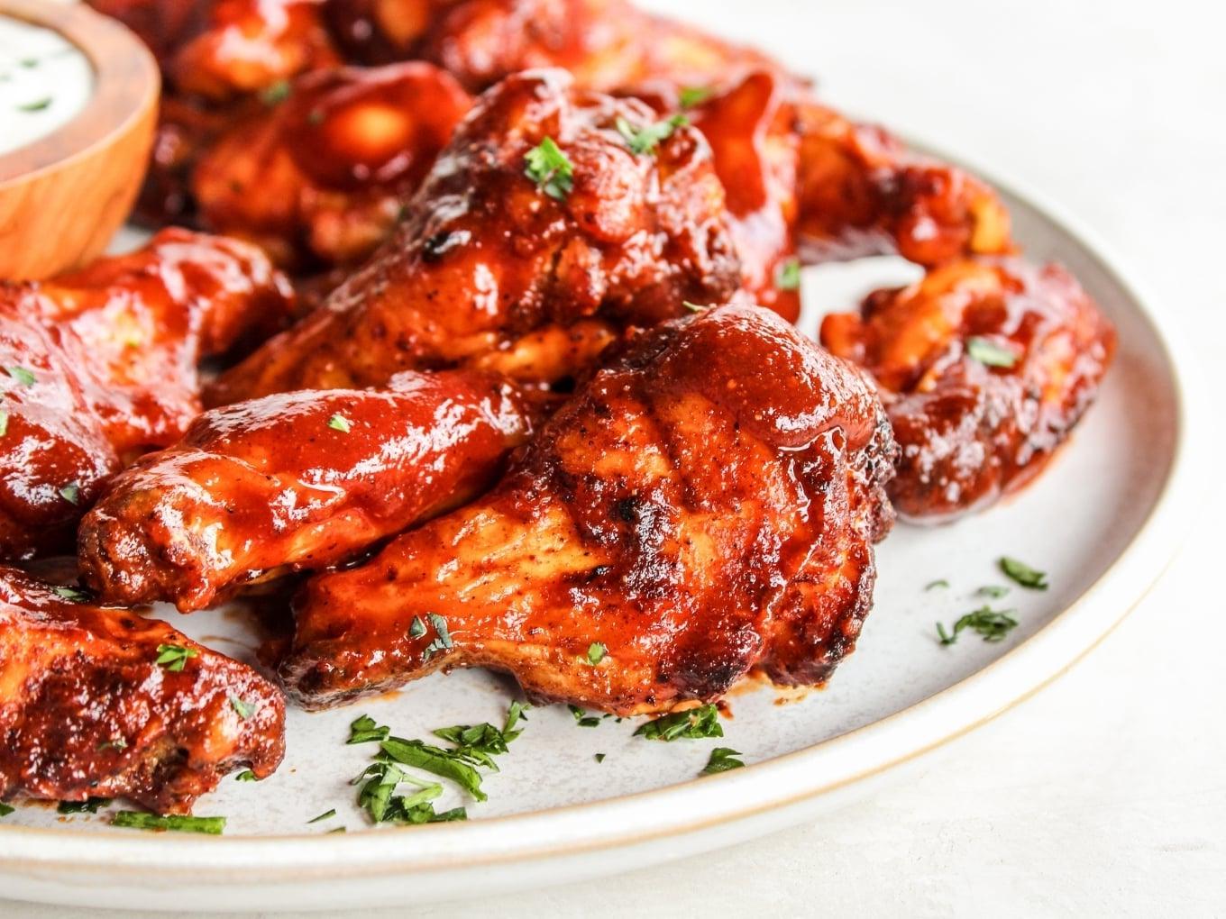 Knusprige Barbecue-Hähnchenflügel aus dem Ofen, mit milder Süße und rauchigem Geschmack