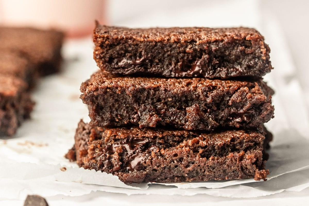 Körnchenfreie One-Bowl-Brownies, fudgy und reichhaltig, zubereitet mit Paleo-Backmehl