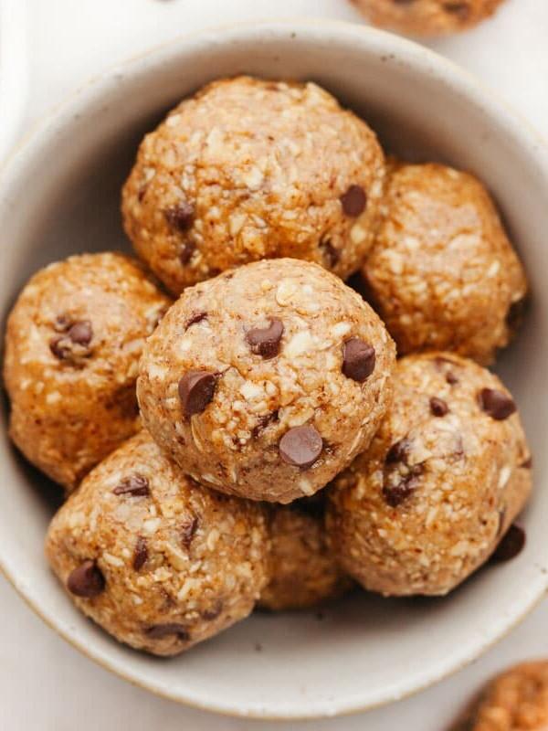 Schoko-Chip-Cookie-Kugeln ohne Backen, auch als Energiebällchen bekannt, gesunder Snack oder Dessert