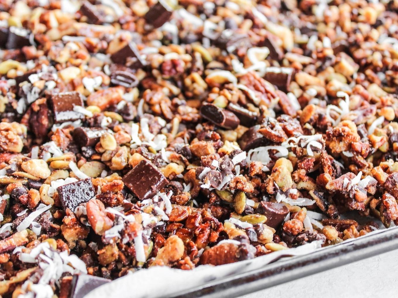 Knuspriges, körnchenfreies Schoko-Chunk-Granola, gesüßt mit Ahornsirup und voller Nüsse