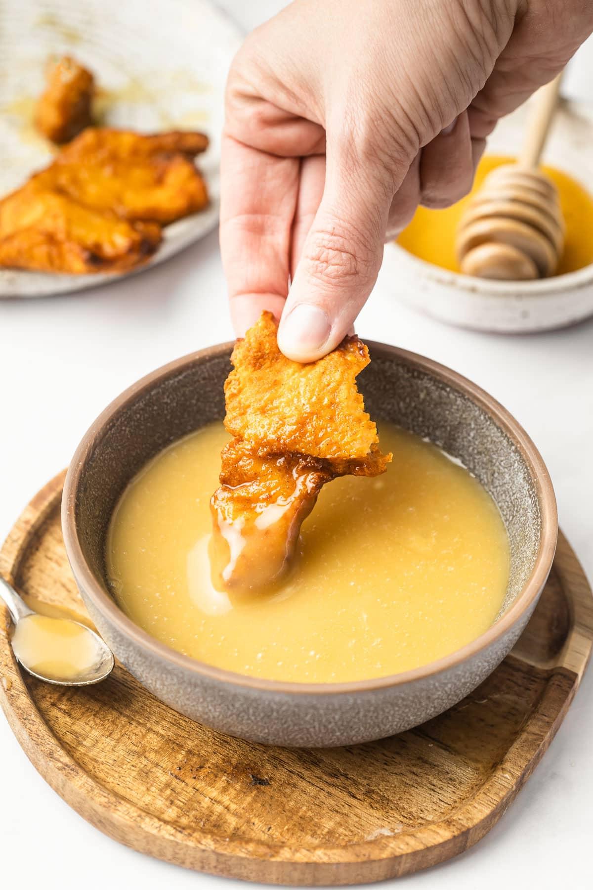 Verschiedene Gerichte, darunter Chicken Nuggets, Pommes und Gemüse, bereit zum Dippen in Honig-Senf-Sauce.
