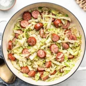 Einfache Wurst-Kohl-Pfanne 6 Nahaufnahme des Wurst-Kohl-Pfannengerichts in einer gusseisernen Pfanne