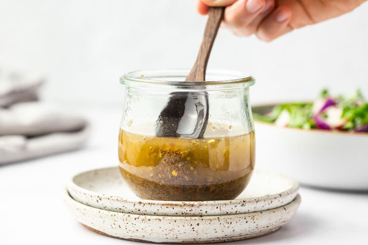 Einfaches selbstgemachtes italienisches Salatdressing 6 Bunter Salat mit italienischem Dressing übergossen