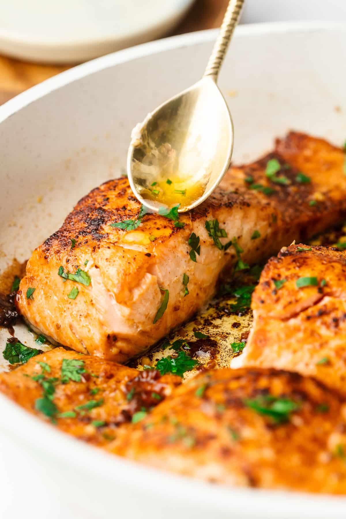 Einfacher scharf angebratener Chipotle-Limetten-Lachs 6 Ein Teller mit perfekt gebratenem Lachs, garniert mit frischer Petersilie und Limettenspalten.