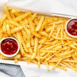 Tiefkühl-Pommes aus der Heißluftfritteuse 6 Bild von knusprigen Tiefkühl-Pommes aus der Heißluftfritteuse.
