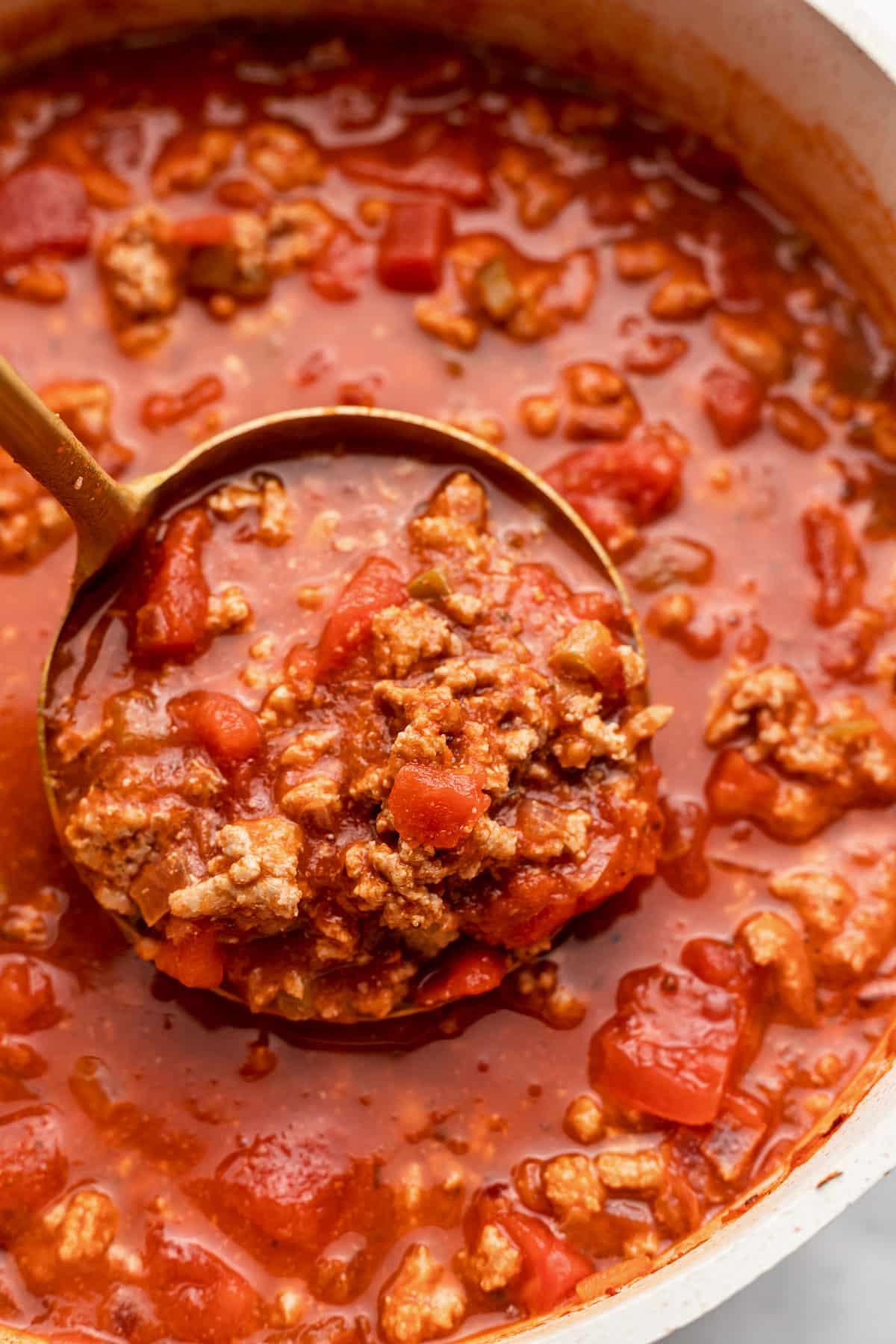 Das beste bohnenfreie kohlenhydratarme Puten-Chili 6 Ein Topf mit fertigem Truthahn-Chili, bereit zum Anrichten
