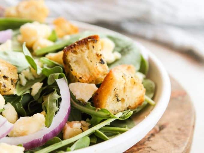 Hausgemachte Croutons 6 Eine Nahaufnahme von knusprigen, goldbraunen selbstgemachten Croutons in einer Schüssel, bereit zum Verzehr.