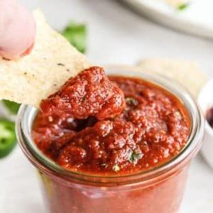 5-Minuten-Chipotle-Salsa 6 5-Minuten Chipotle Salsa in einer Schale mit Chips
