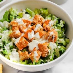 Buffalo gegrillter Hähnchensalat 6 Bild eines Buffalo Grilled Chicken Salats