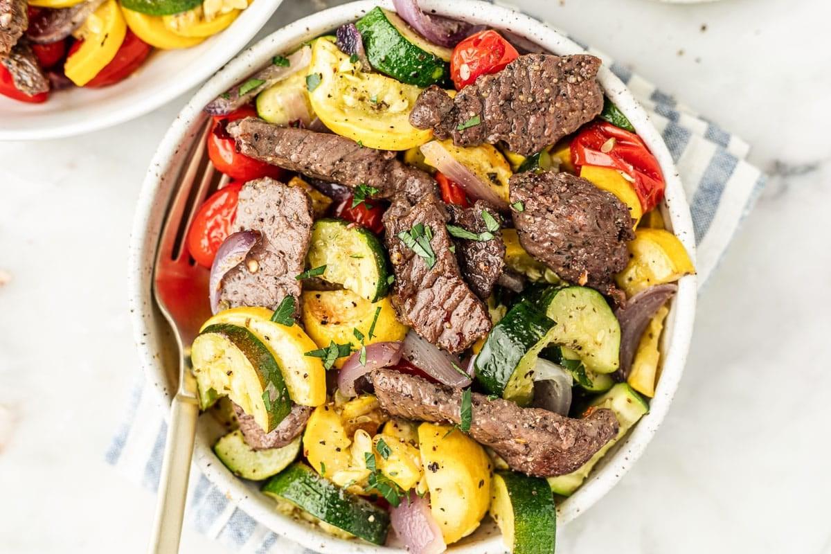 Steak mit geröstetem Gemüse 6 Ein Teller mit dem fertigen Blech-Steak und Ofengemüse, angerichtet und bereit zum Genuss
