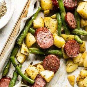 Wurst mit Kartoffeln und Grünen Bohnen vom Backblech 6 Wurst, Kartoffeln und grüne Bohnen in Schale