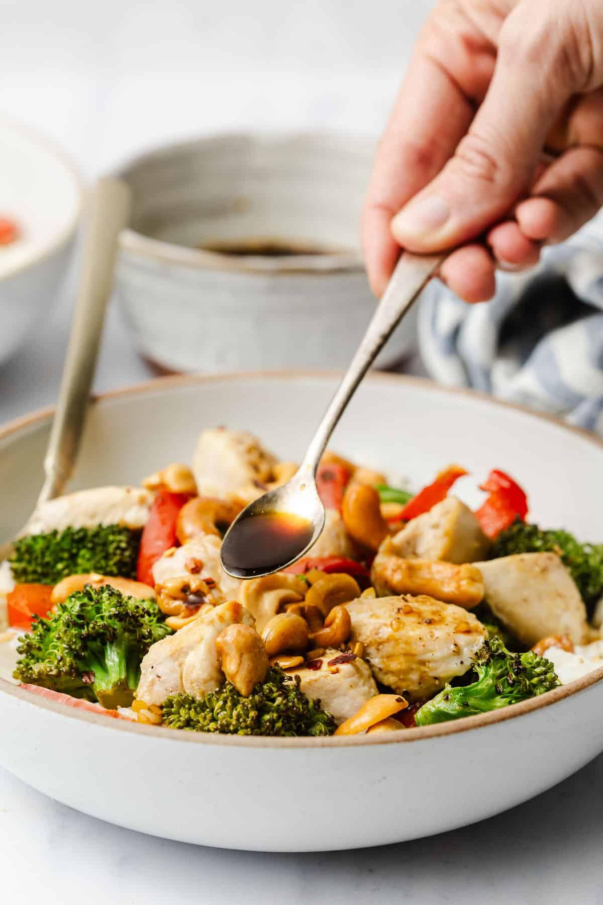 Einfaches Cashew-Hähnchen vom Blech 6 Nahaufnahme einer Schale mit gerösteten Cashewkernen