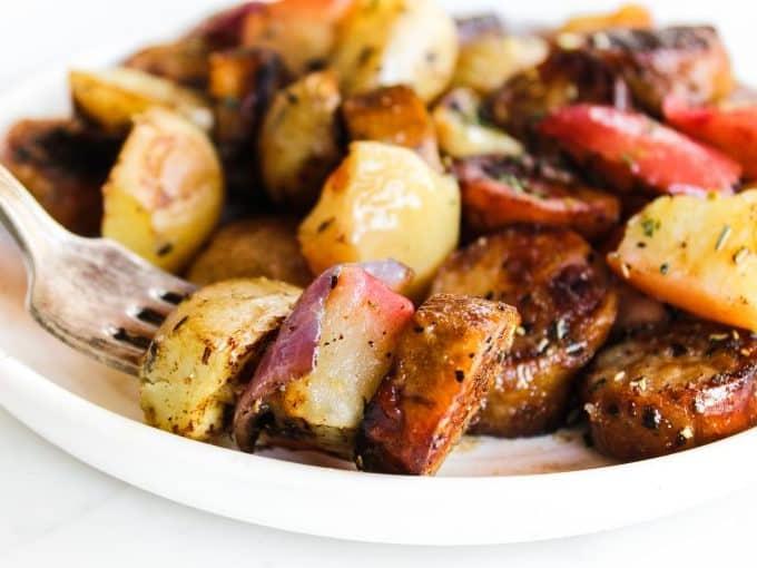 Wurst mit Äpfeln und Kartoffeln vom Blech 6 Ein appetitlicher Haufen von gebratenen Wurst-, Apfel- und Kartoffelstücken auf einem Teller