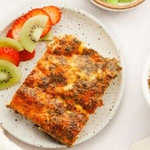Low Carb Wurst-Cheddar Frühstücksauflauf 6 Nahaufnahme des Low-Carb Wurst-Cheddar-Frühstücksauflaufs