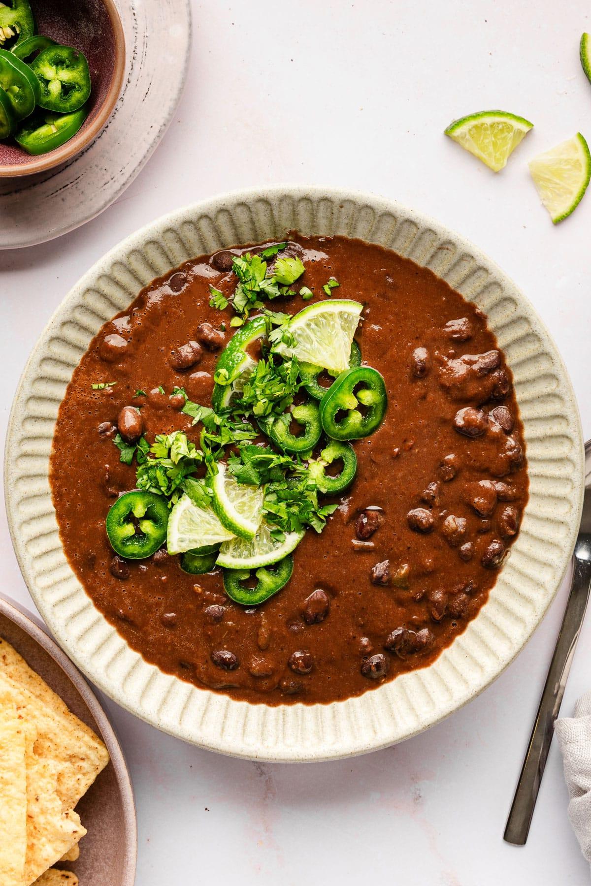 Einfache 20-Minuten-Schwarzbohnensuppe 6 Eine große Schale mit Resten der schwarzen Bohnensuppe, die in den Kühlschrank gestellt werden kann.