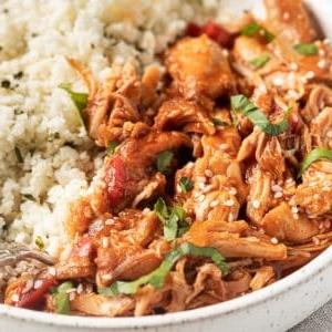 Instant Pot Süßes Sesam-Hähnchen in einer kleinen Schüssel