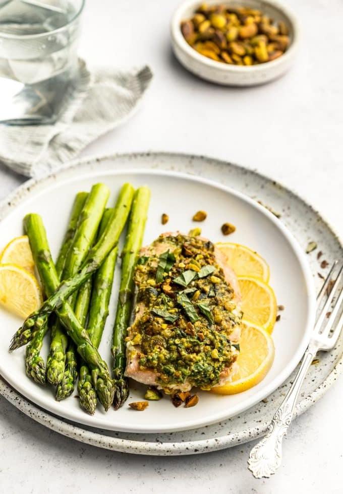Lachs in Pistazien-Kräuter-Kruste mit Spargel 6 Rohes Lachsfilet mit einer dicken Schicht Pistazien-Kräuter-Kruste, bereit für den Ofen