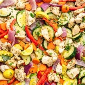 Blech-Hähnchen und Regenbogen-Gemüse 6 Hähnchen und Gemüse auf dem Backblech