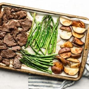 Einfaches Steak-Blechgericht 6 Nahaufnahme von Blechsteak und Gemüse