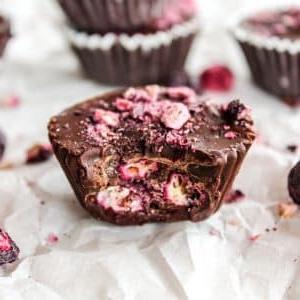 Dunkle Schokoladen-Heidelbeer-Becher 6 Nahaufnahme einer dunklen Schokoladen-Blaubeer-Praline.