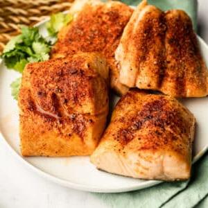 **Heißluftfritteusen-Lachs** 6 Ein fertig gegartes Lachsfilet, attraktiv angerichtet, das die goldbraune Oberfläche und die zarte, blättrige Textur zeigt.