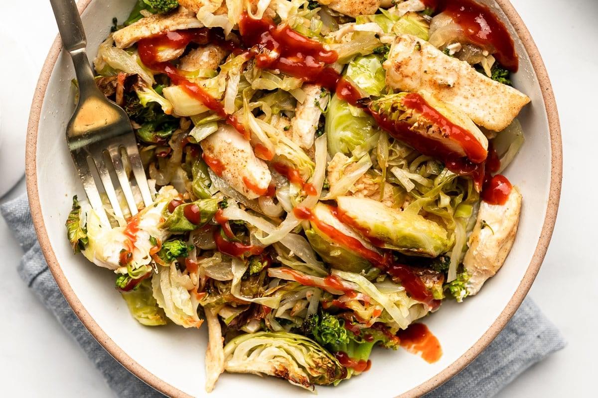 **Hähnchen und Kohl vom Ofenblech** 6 Reste der Hähnchen-Kohl-Blechpfanne in einem Frischhaltebehälter für die Meal Prep