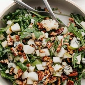 Rucola-Birnen-Salat mit karamellisierten Pekannüssen 6 Bild eines angerichteten Rucola-Birnen-Salats in einer Schale.