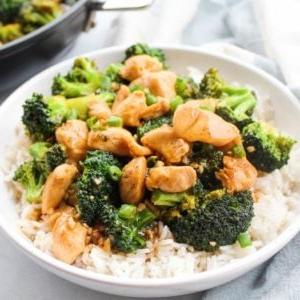 Teriyaki Hähnchen und Brokkoli 6 Teriyaki Hähnchen & Brokkoli angerichtet