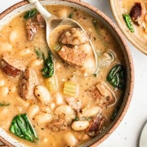 Einfache Wurst- und Weiße-Bohnen-Suppe 6 Bild der cremigen weißen Bohnensuppe mit Wurst, um das Rezept zu bewerten.