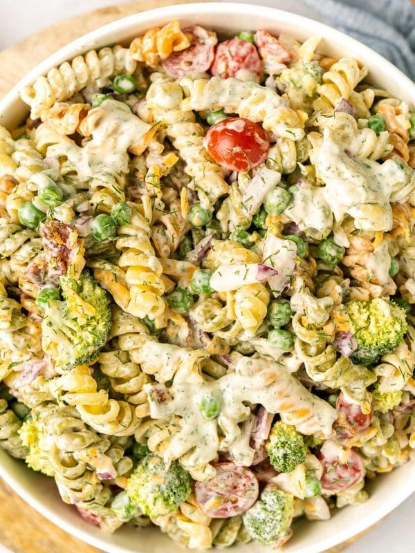 Cremiger Nudelsalat mit knusprigem Speck und Ranch-Dressing