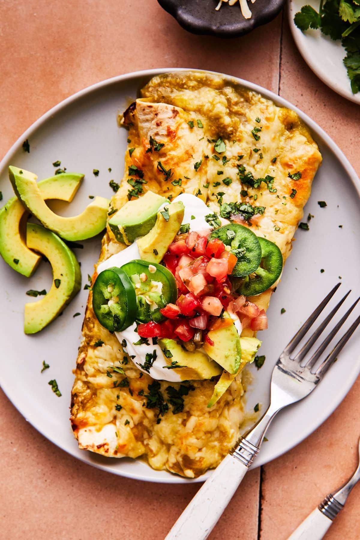 Eine Nahaufnahme der cremigen Salsa Verde Hähnchenfüllung, bereit zum Füllen der Tortillas