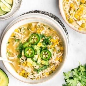 Salsa Verde Hühnersuppe in einer kleinen Schale.
