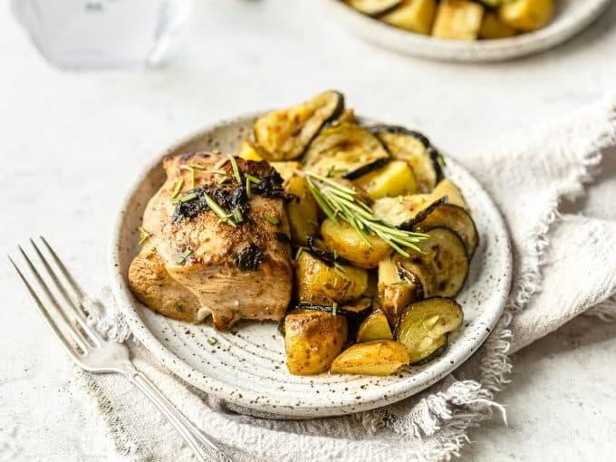 Blech-Hähnchen mit Kartoffeln und Zucchini 6 Bereit zur Marinade: Hähnchenbrustfilets in einer Schüssel mit Kräutern
