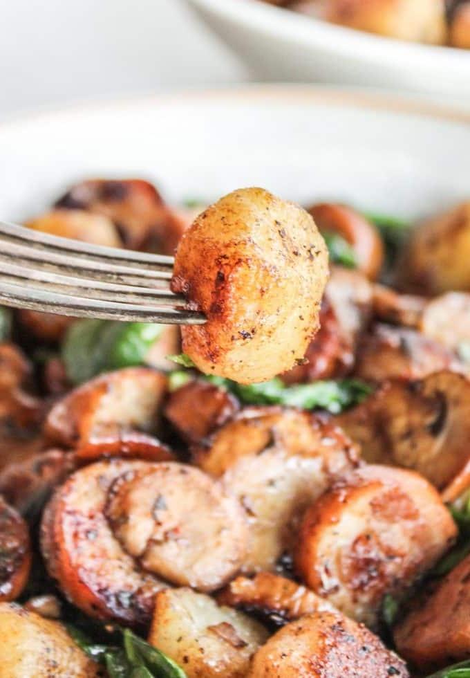Portion des Blumenkohl-Gnocchi Gerichts auf einem Teller