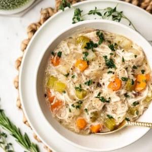 **Schongarer Herzhafter Hähncheneintopf** 7 Eine Nahaufnahme des Slow Cooker Hähncheneintopfs mit zartem Fleisch und Gemüse.