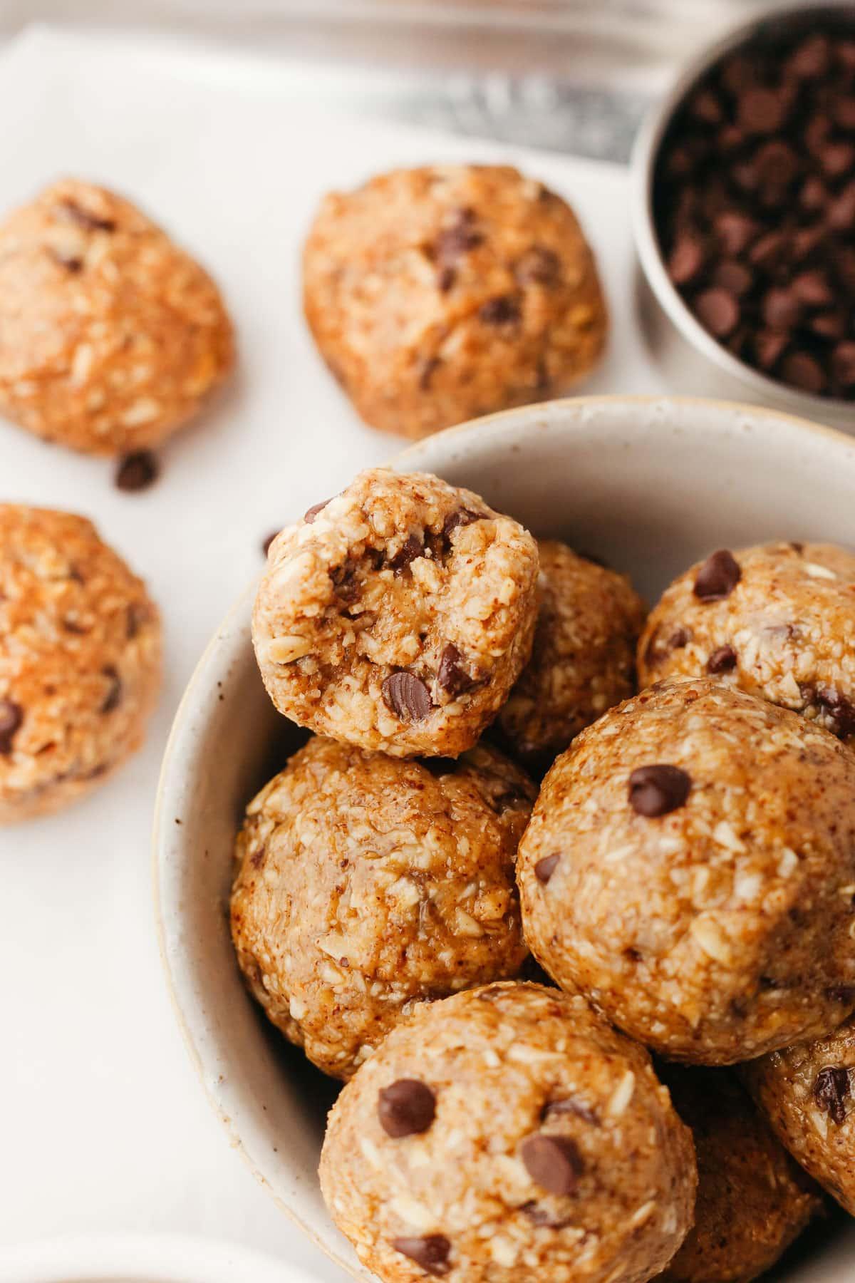 No-Bake Schoko-Chip Kekskugeln (Energiebällchen) 7 Schüssel mit Zutaten und geformten No-Bake Energiebällchen