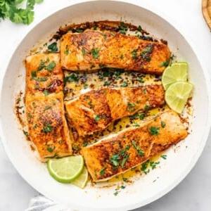Einfacher scharf angebratener Chipotle-Limetten-Lachs 7 Ein appetitlich angerichtetes Gericht mit gebratenem Lachs.