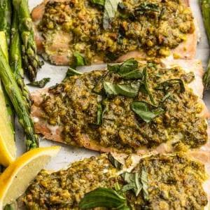 Lachs in Pistazien-Kräuter-Kruste mit Spargel 7 Appetitlicher Backblech-Lachs mit knuspriger Pistazienkruste und Spargel