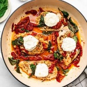 Sonnengetrocknete Tomaten-Ziegenkäse-Hähnchen (nach Art von Chicken Bryan) 7 Hähnchen mit Ziegenkäse, getrockneten Tomaten und Basilikum fertig zubereitet und angerichtet.