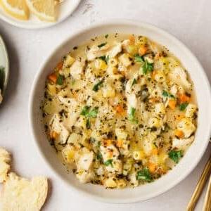 Cremige Hähnchennudelsuppe 7 Nahaufnahme der cremigen Hühnernudelsuppe