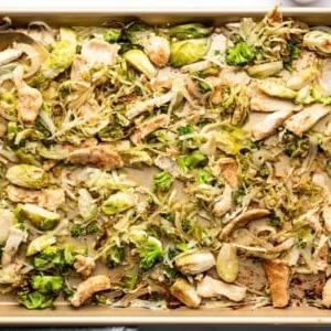 **Hähnchen und Kohl vom Ofenblech** 7 Eine Nahaufnahme des fertigen Hähnchen-Kohl-Wok-Gerichts mit einem Schuss Sriracha