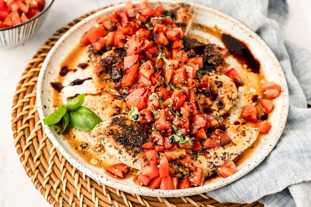 Leserlieblinge: Gesunde Hauptgerichte 7 Hähnchenbrustfilets mit frischer Bruschetta-Mischung aus Tomaten, Basilikum und Balsamico-Reduktion