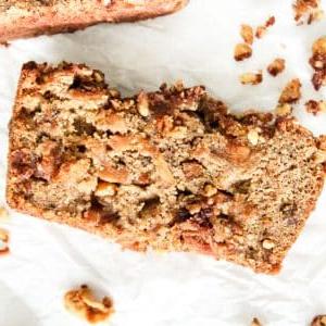 Glutenfreies Apfelbrot mit Walnussstreuseln 7 Glutenfreies Apfelbrot mit Streuseln auf einem Holzbrett