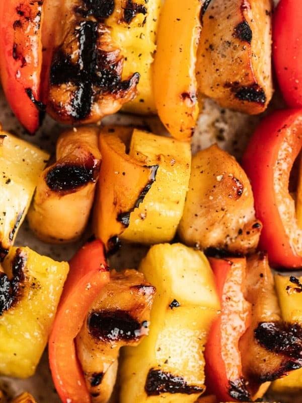 Hähnchen- und Ananas-Spieße vom Grill, süß-salzig