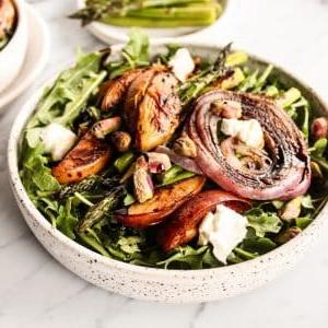 Gerösteter Pfirsich-Rucola-Salat mit Balsamico-Reduktion und Ziegenkäse, appetitlich angerichtet