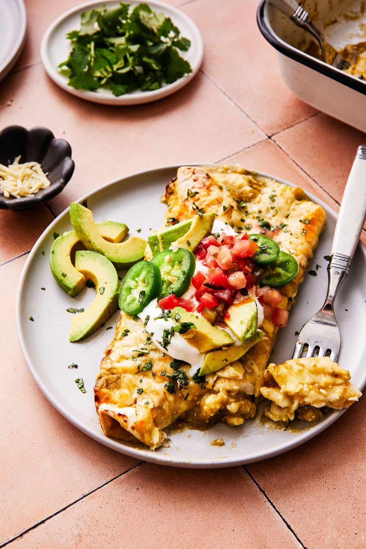 Abendessenstisch mit servierten Salsa Verde Hähnchen-Enchiladas, Reis und Bohnen