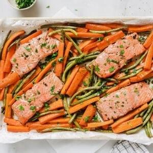 Nahaufnahme eines Zitronen-Pfeffer-Lachs-Gerichts