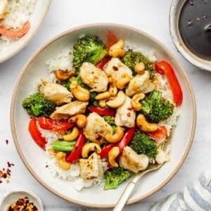 Einfaches Cashew-Hähnchen vom Blech 8 Bild eines servierten Ofenblech-Cashew-Hähnchens in einer Schüssel