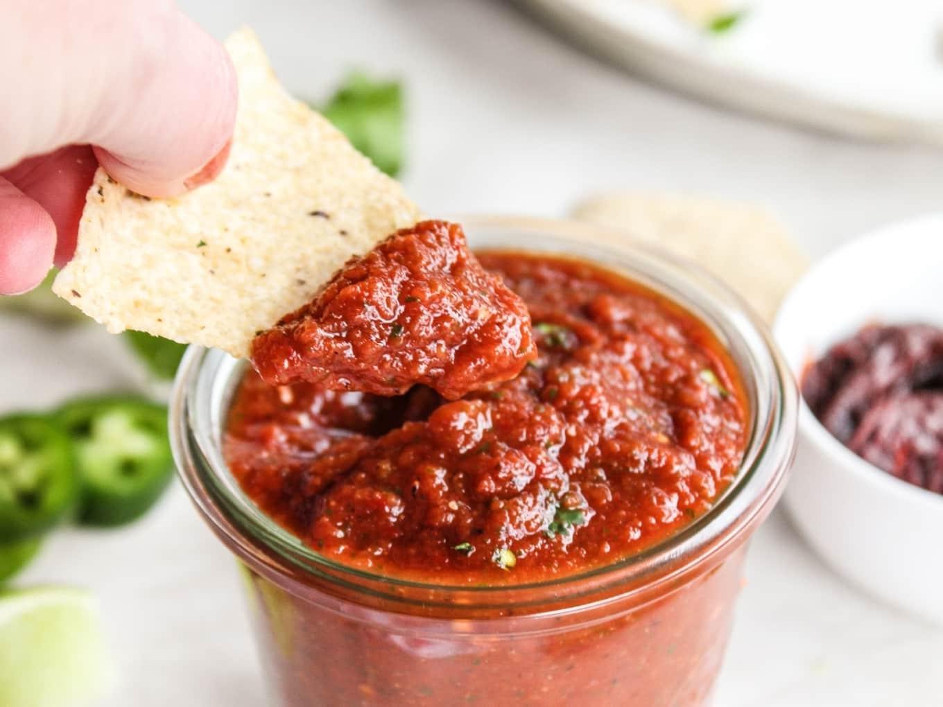 Würzige Chipotle-Salsa, schnell im Mixer zubereitet, perfekt als Dip oder Topping